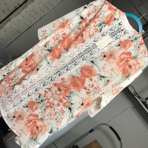 Floral shawl with lace back - Picture 3 of 4